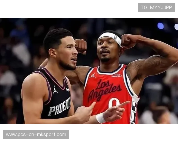 太阳布克行进间三分飙射，带领球队打破僵局